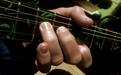 El dolor en la mano y muñeca del guitarrista de Rock